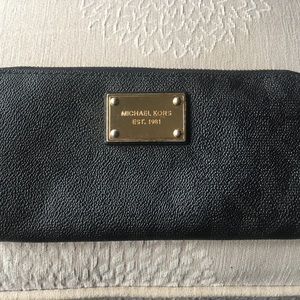 Michael Kors wallet. Good condition
